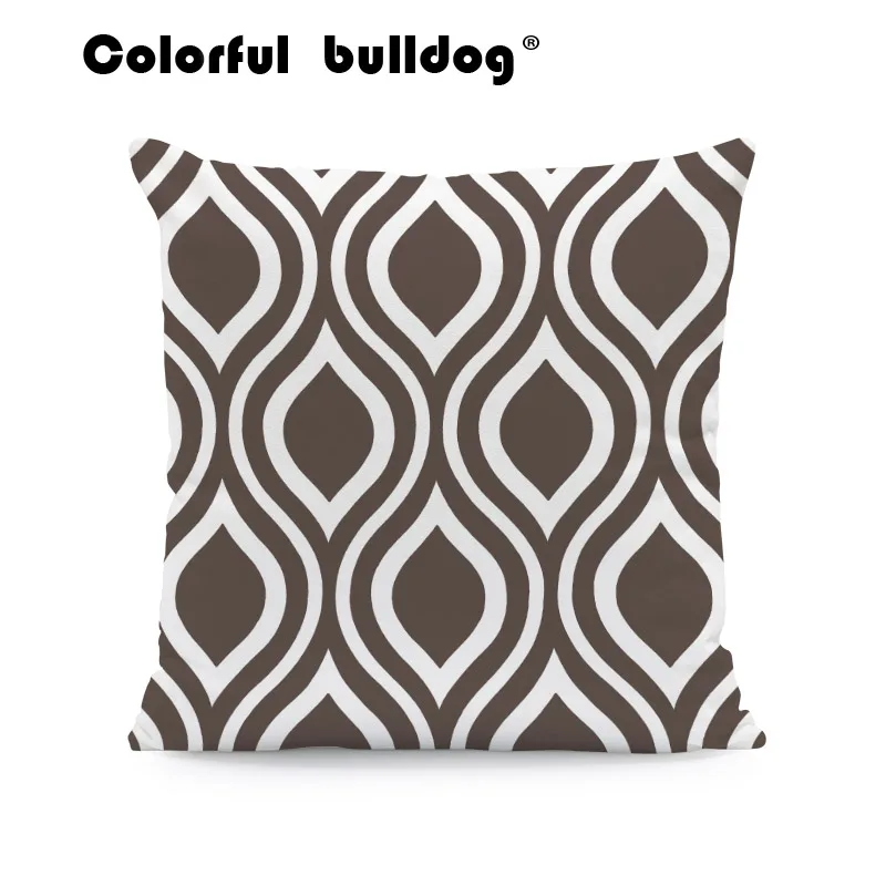 Простые подушки с геометрическим рисунком в коричневую полоску наволочка