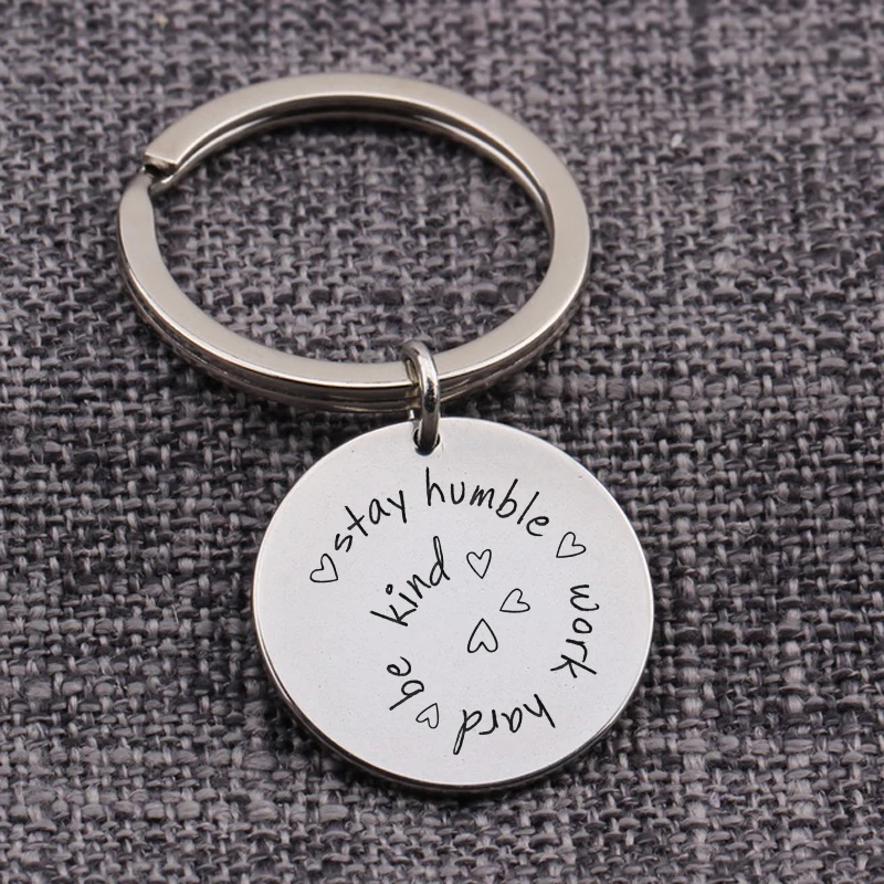 Выгравированные Слова Оставайтесь скромным усердно Работайте вдохновляющий