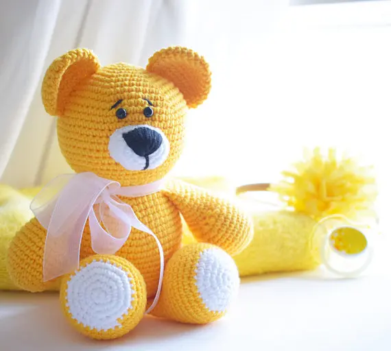 Вязаные крючком игрушки амигуруми желтый медведь. Прекрасный