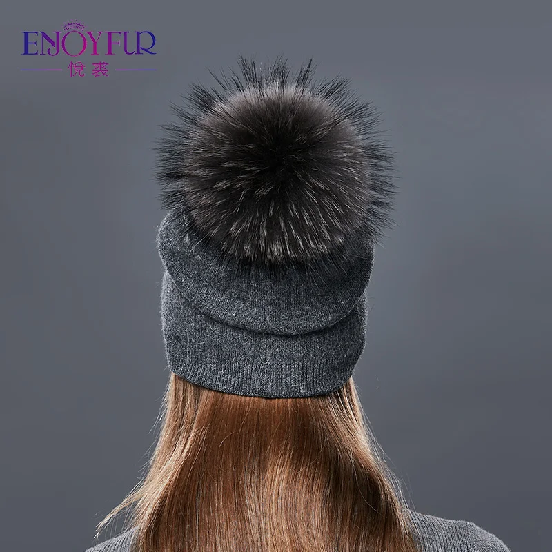 Enjoyfur зима Шапки для Для женщин енота Мех Pom Hat цветок Вышивка двойной Слои вязаный