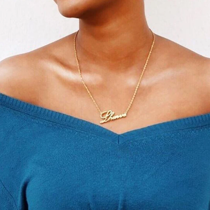 Ожерелье из розового золота с индивидуальным именем и кулоном на заказ