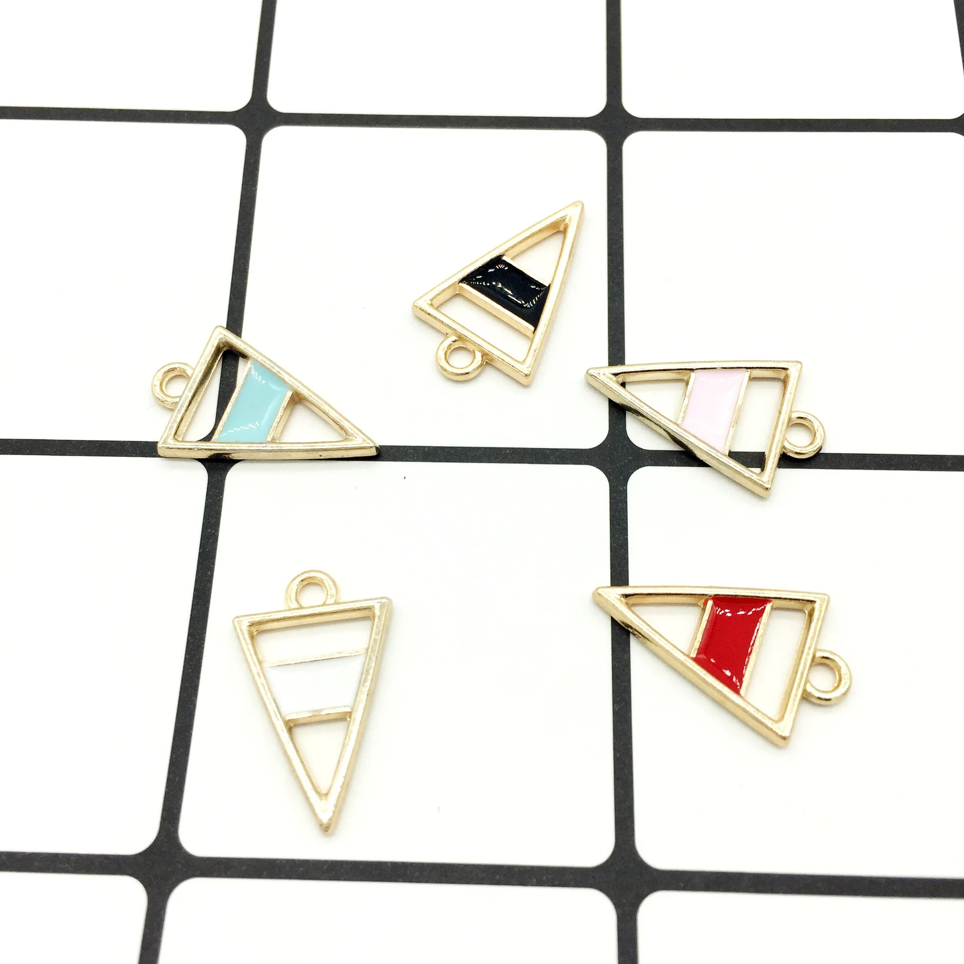 

30pcs/lot New Triangle Shape Charm Pendant Gold Color Tone Triangle Oil Drop Bracelet Necklace Jewelry Accessory DIY Charms