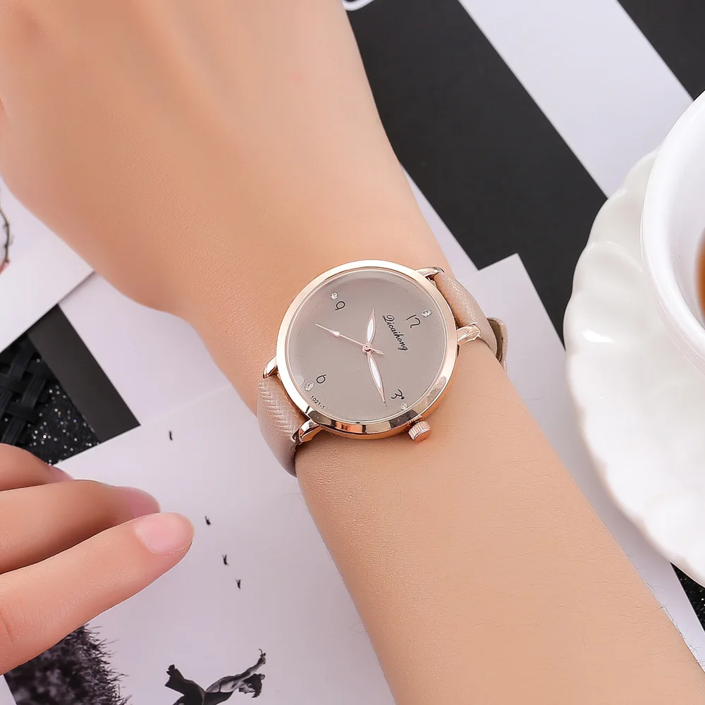 Простой плед ремень женские часы Reloj para mujer Кристалл Награжден кварцевые кожаный