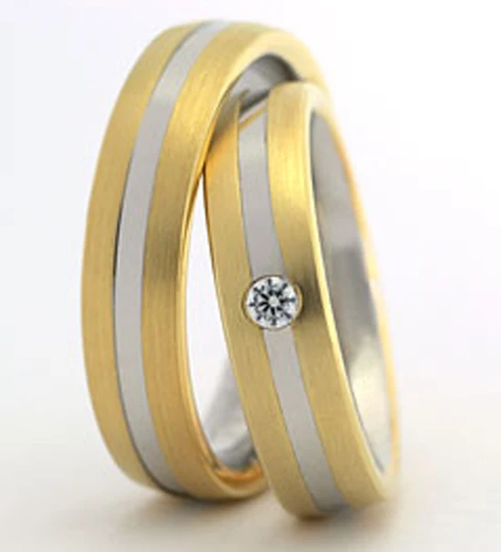 Сделанные на заказ обручальные кольца желтого и золотого цвета из титана для