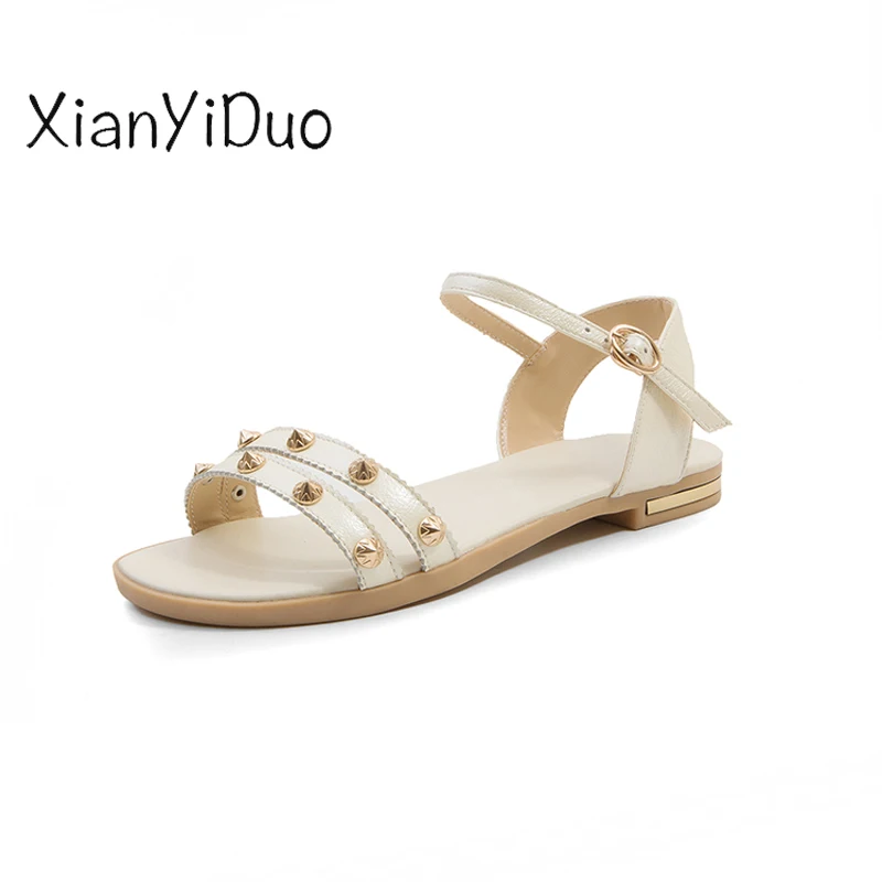 Xianyiduo/2018 летние женские босоножки из искусственной кожи с заклепками на низком