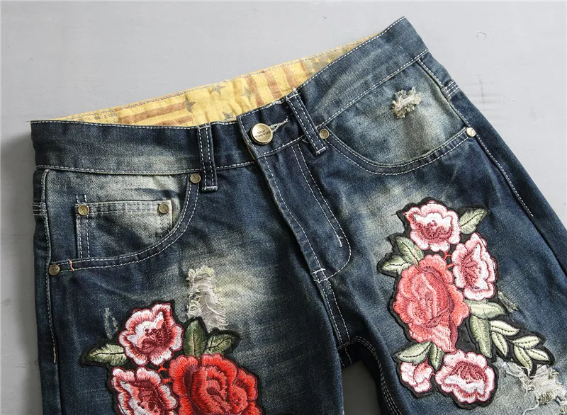 Джинсы мужские прямые рваные составного кроя с цветочной вышивкой на молнии |