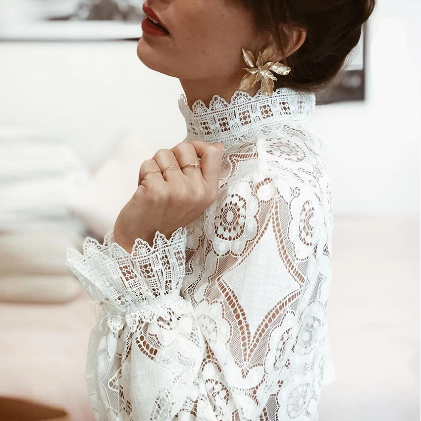 Женские кружевные блузки с рукавами-лепестками белые круглым вырезом