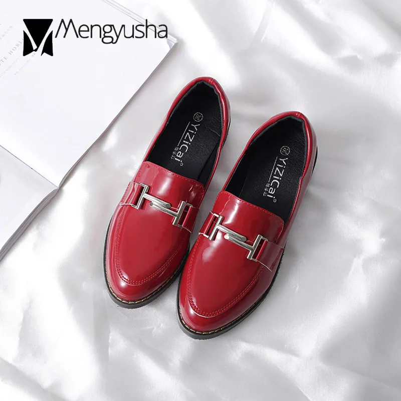 Женские туфли Броги из лакированной кожи на платформе с металлической