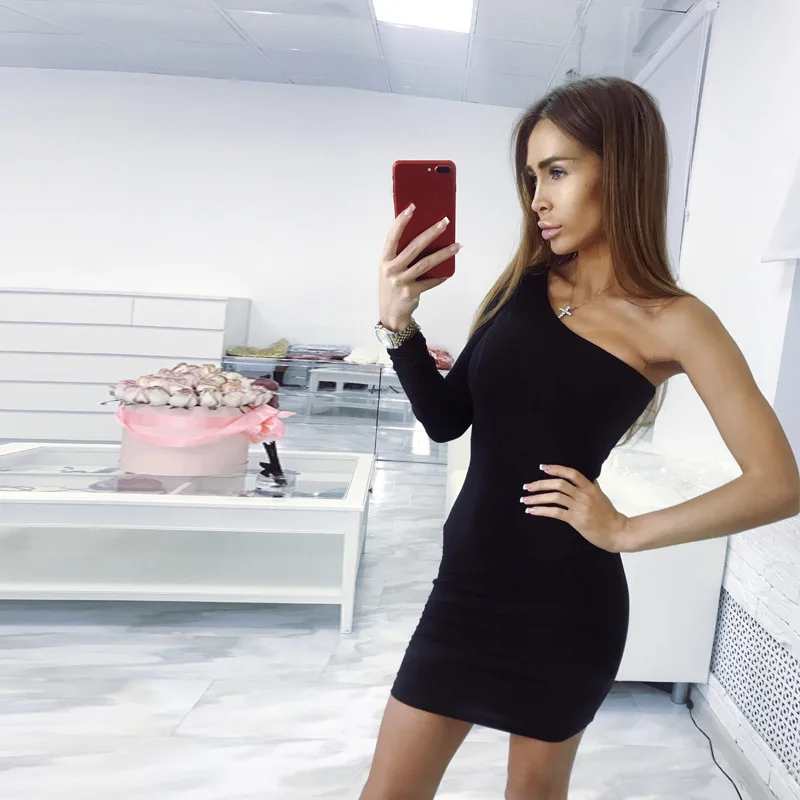 Хлопковое сексуальное облегающее платье на одно плечо с длинным рукавом и