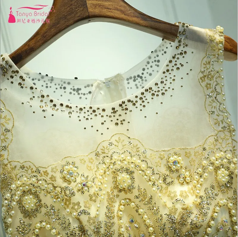 Настоящее платье в наличии с круглым вырезом и длинными кружевными аппликациями