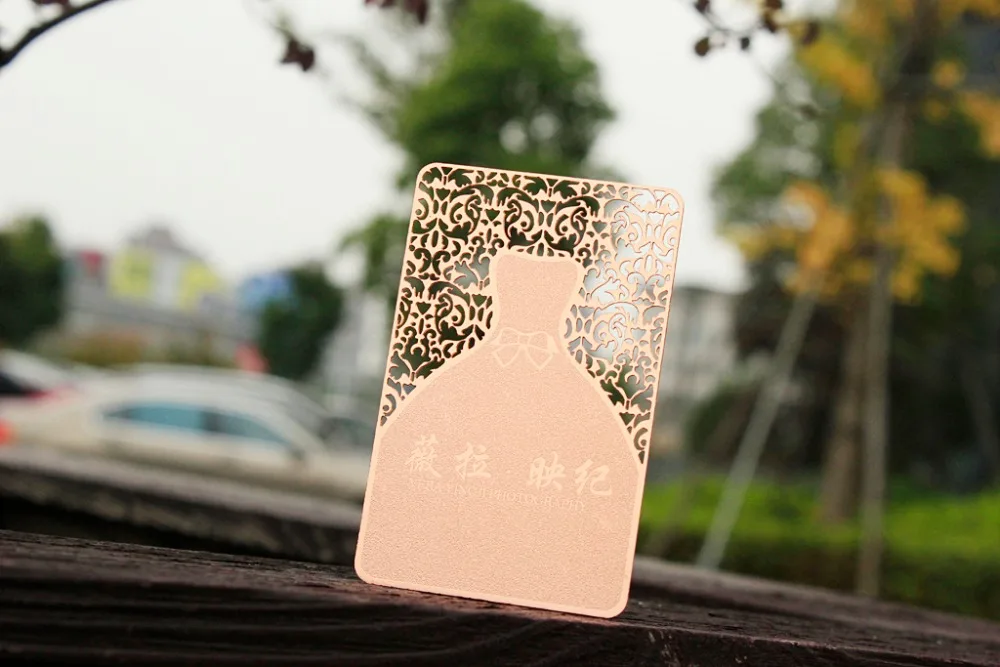 Гальваническим цвета розового золота поверхность карты измельчения металла