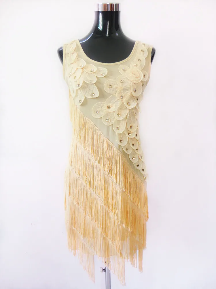 Женское коктейльное платье с бахромой украшенное бусинами и цветами модель 1920 s