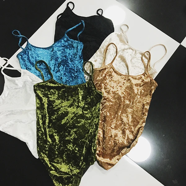 Женский бархатный боди с глубоким вырезом и открытой спинкой облегающие