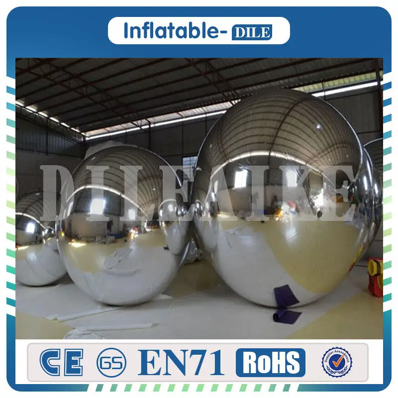 Надувной зеркальный шар диаметром 3 м используется для сценического макета