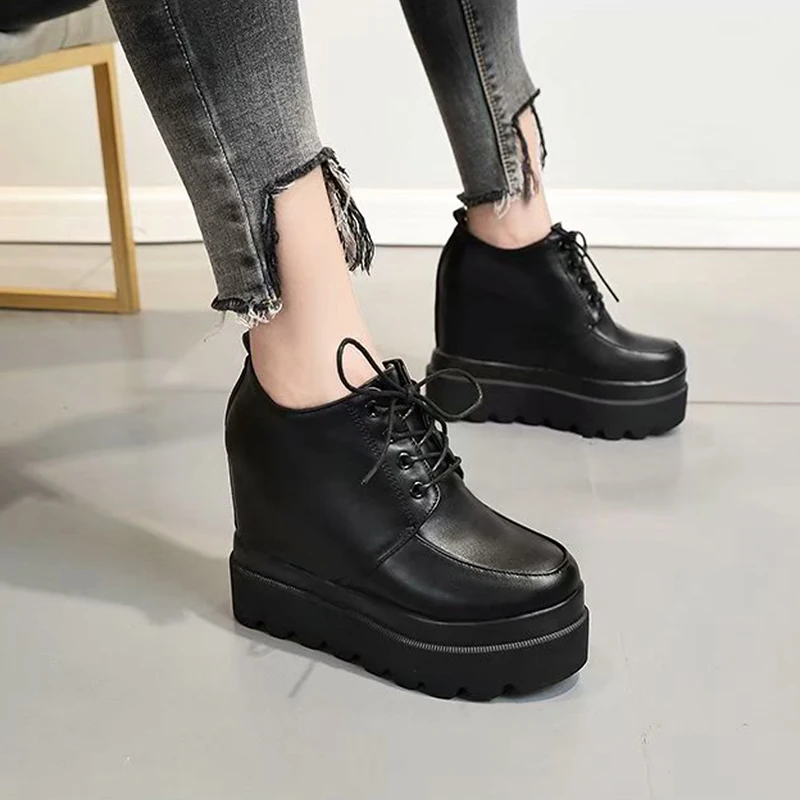 Женские кроссовки на платформе увеличивающие рост из лакированной кожи модные