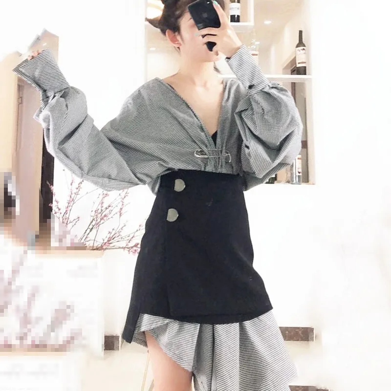 Платье рубашка TWOTWINSTYLE с длинным рукавом фонариком треугольным вырезом и высокой