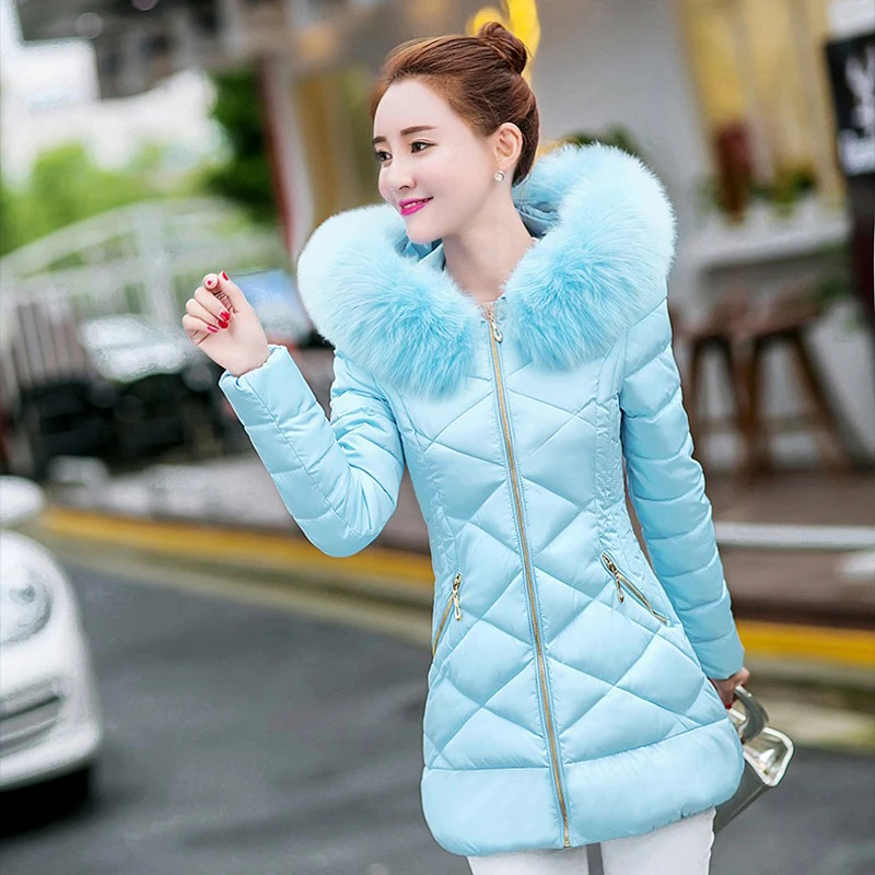 Женское утепленное пальто с капюшоном и большим искусственным воротником