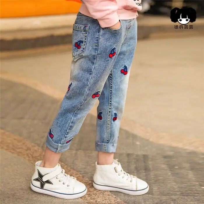 Детские штаны осенние модные джинсы с вышивкой вишни для маленьких девочек брюки