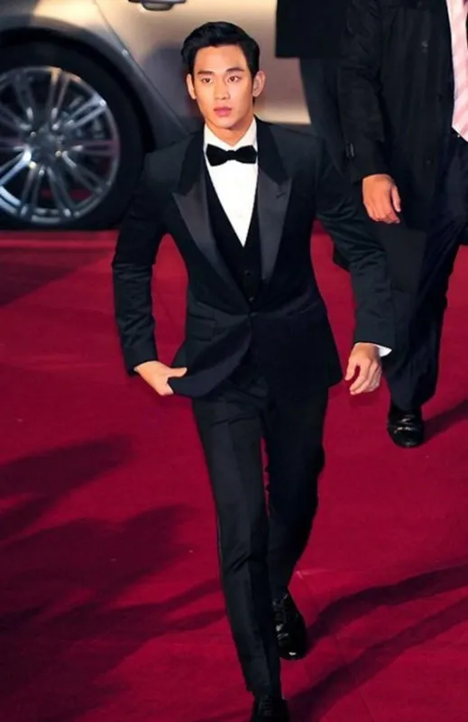 

Красивые облегающие Черные смокинги для жениха по индивидуальному заказу с Боковым Разрезом для свадебного шафера/Мужские костюмы для жениха (пиджак + брюки + жилет + галстук)