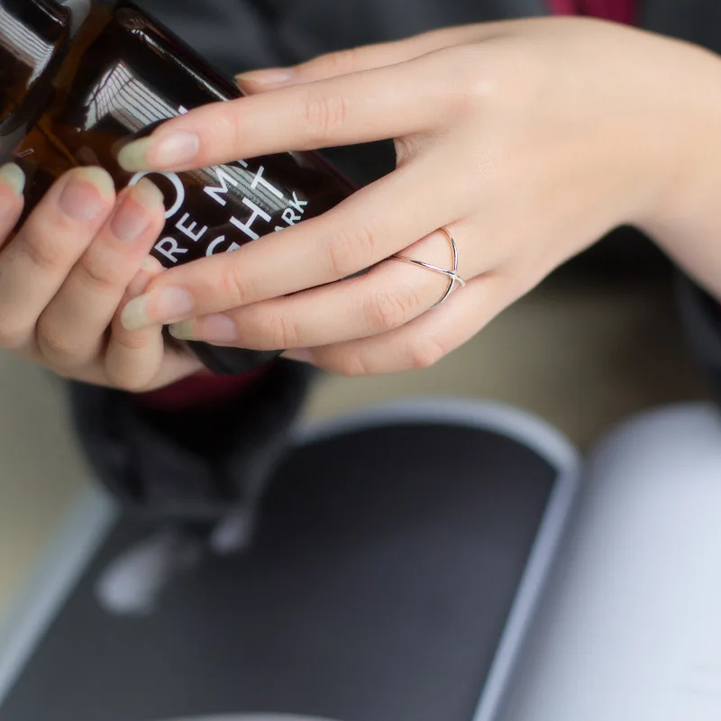 Женская вещь настоящая. Женское регулируемое кольцо с перекрещенным крестом