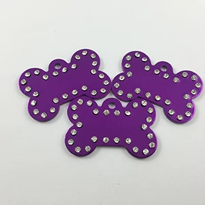 Purple 50 шт./партия, алюминиевые Жетоны для питомцев в форме кости со стразами и кристаллами для кошек, индивидуальная гравировка на заказ - Цвет: Purple