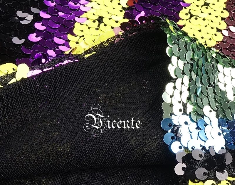 Женский комбинезон с блестками разноцветные без рукавов треугольным вырезом и