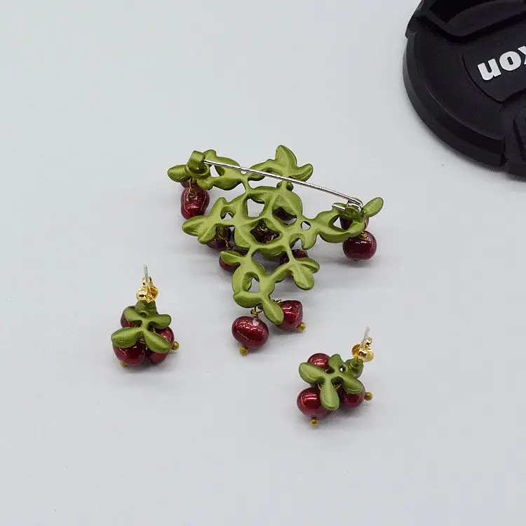 

New jewelry fruit brooches for women Cute elegant Cranberry brooch Pin clothes badge Clothing Accessories Fashion Jewelry