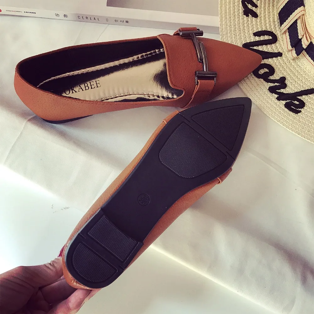 Женские туфли с острым носком Мокасины металлическим украшением плоская подошва