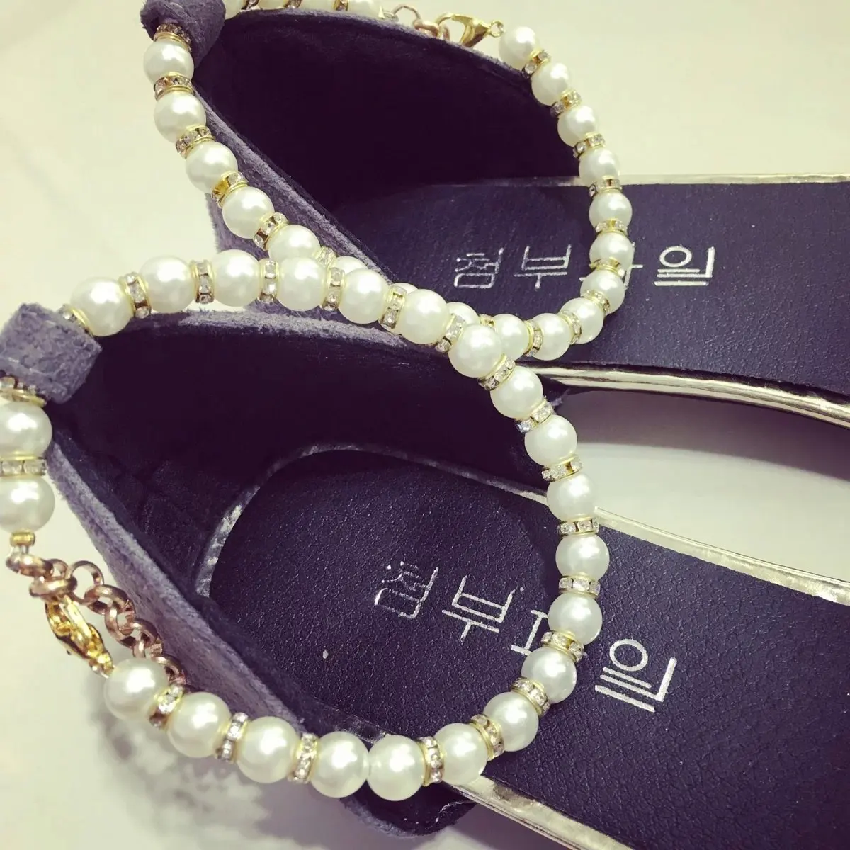 Женские туфли на плоской подошве с ремешком щиколотке острым носком золотистого