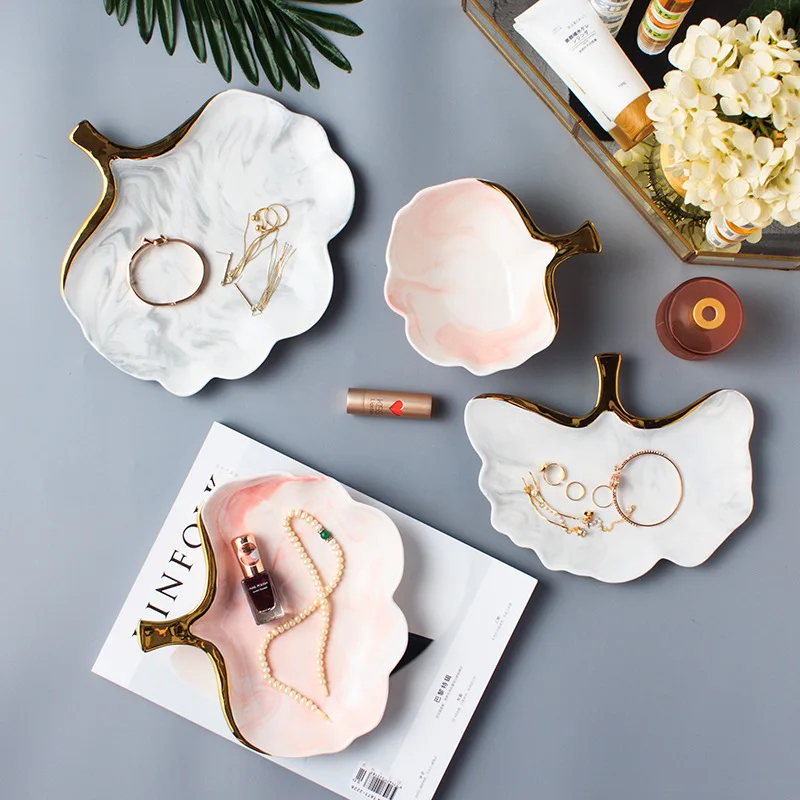 

1 Piece European style Gold Maple Leaf Shape Ceramic Jewelry Plate Porcelain Side Plate Bowl Tray Home Furnishings Decorative