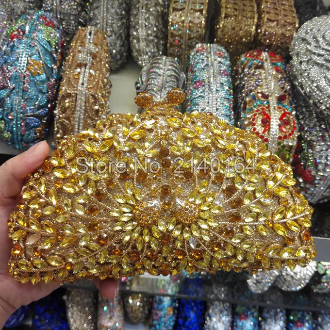 Вечерняя сумка с красными стразами и маленьким оранжевым павлином Сумка шипами