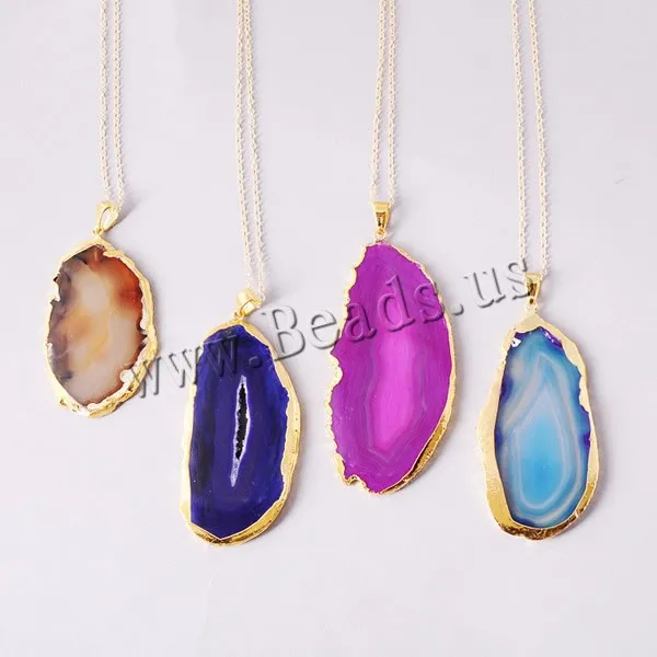 Нестандартное ожерелье из натурального камня с подвеской золотистого цвета