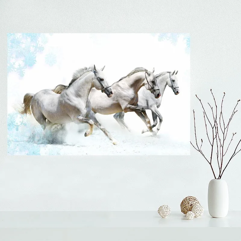 Красивый постер с изображением белой лошади атласный на заказ тканевый
