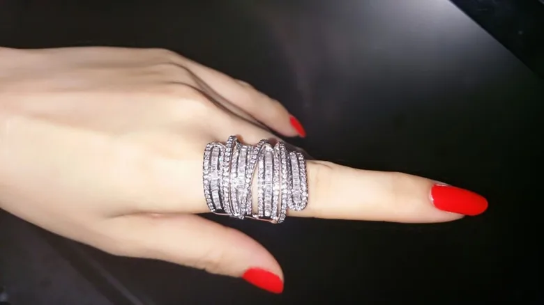 Модное кольцо очень красивое и высококачественное кольцо. Так же как на фото