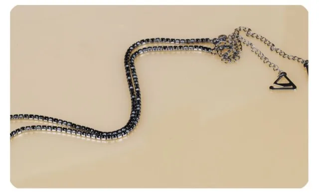 Черное однорядное плотное вечернее платье с цепочкой на плечах нижнее белье