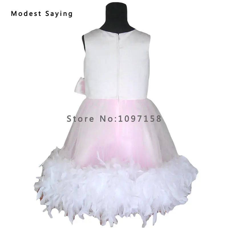 Женское бальное платье с бантом розовое перьями и цветами длиной до середины