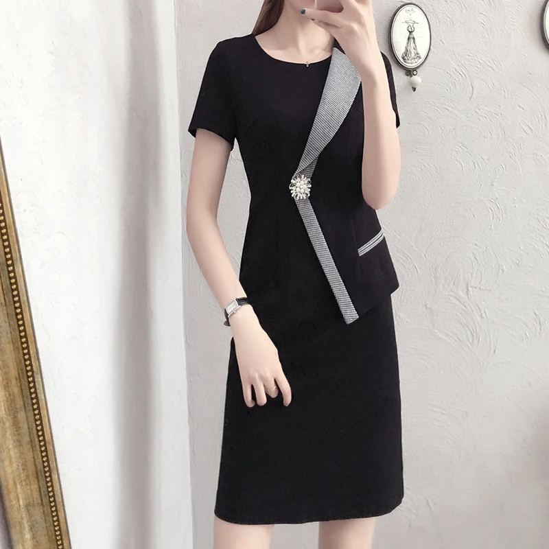 Женское облегающее платье в полоску черное с короткими рукавами и накладными