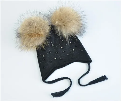 Black natural fur Детская теплая зимняя шапка с двойным меховым помпоном, вязаная шерстяная шапка для маленьких мальчиков и девочек, Шапка-бини с помпонами из натурального меха енота - Цвет: Black natural fur