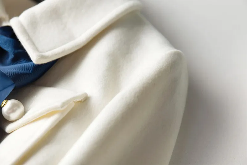 Кашемировое пальто с бантом и жемчужной пряжкой однобортное в консервативном