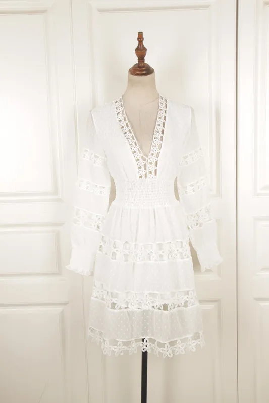 Женское праздничное платье в горошек элегантное белое с длинным рукавом v