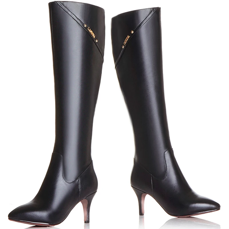 Женские сапоги до колена с металлическим украшением и острым носком на тонком