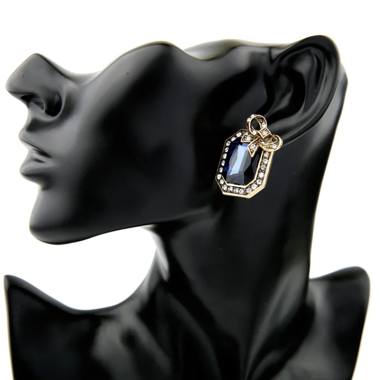 Женские квадратные серьги-гвоздики с бантом красные и синие кристаллами