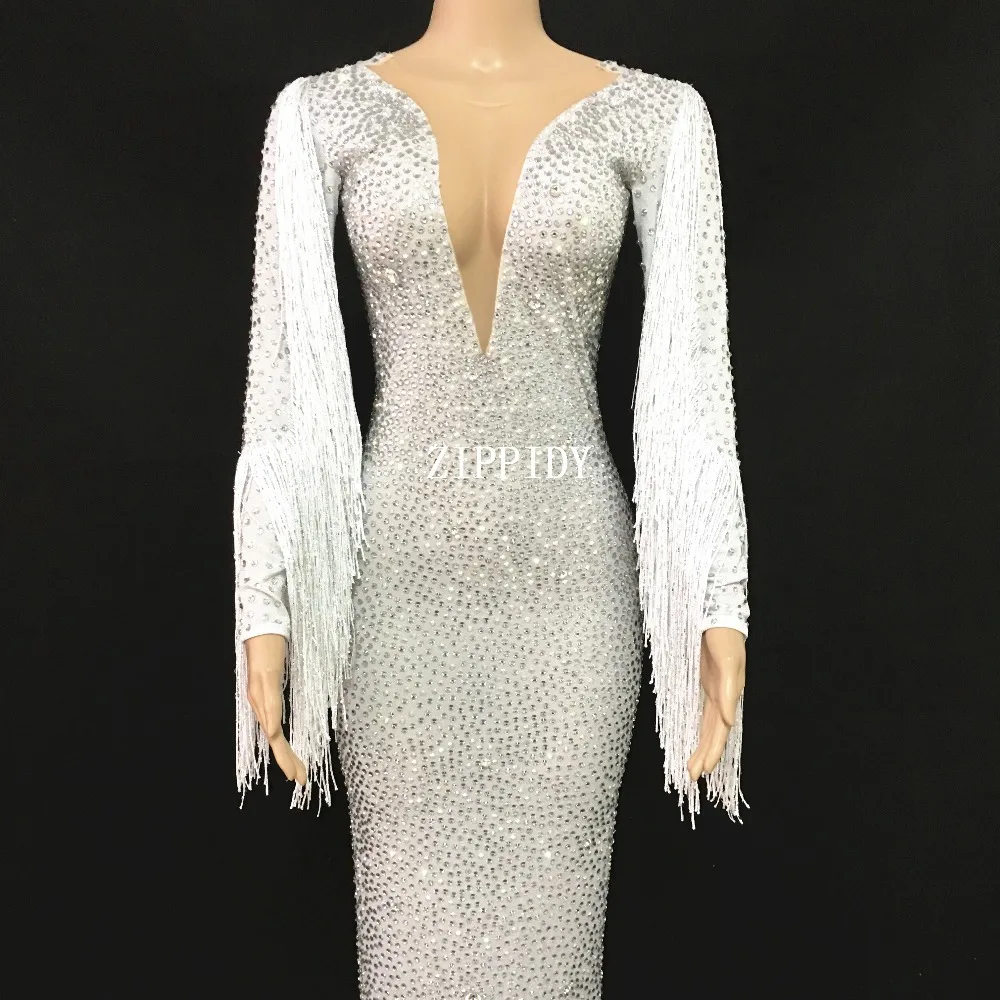 Длинное белое платье с бахромой на рукавах женское праздничное для певицы