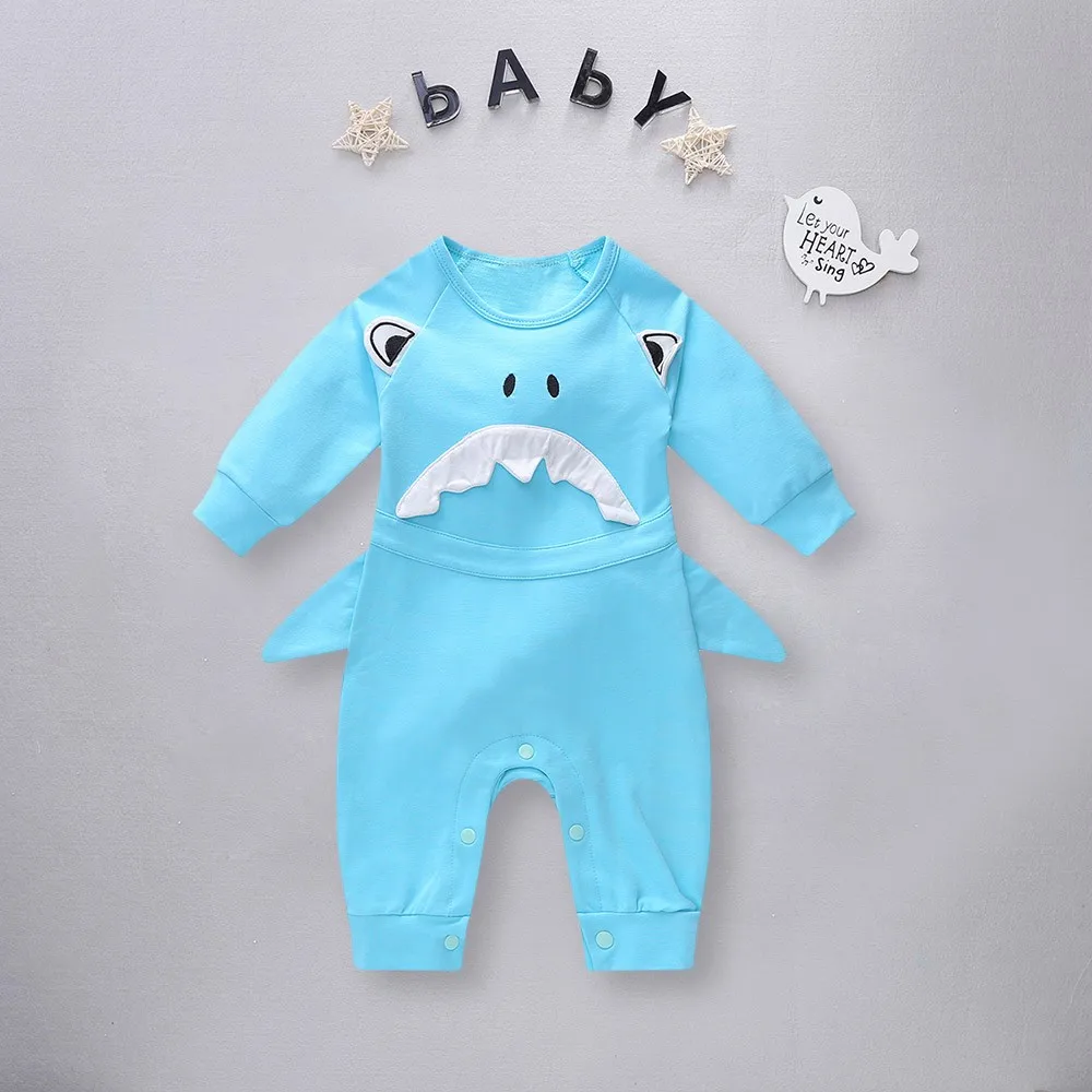 Изготовлен из материалов высокого качества комбинезон для новорожденных