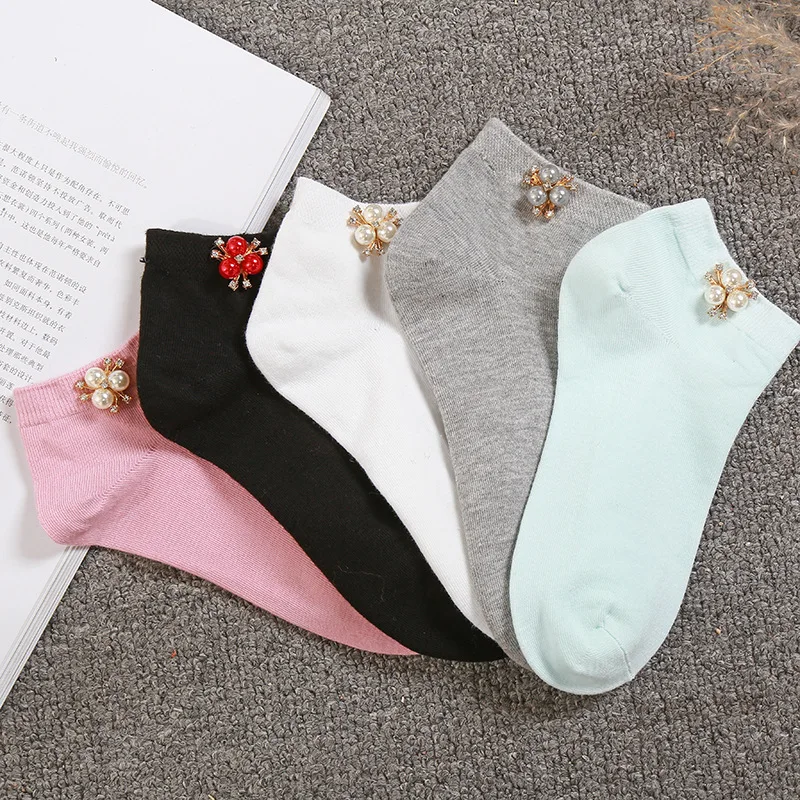 Женские хлопковые носки украшенные жемчужными заклепками и стразами