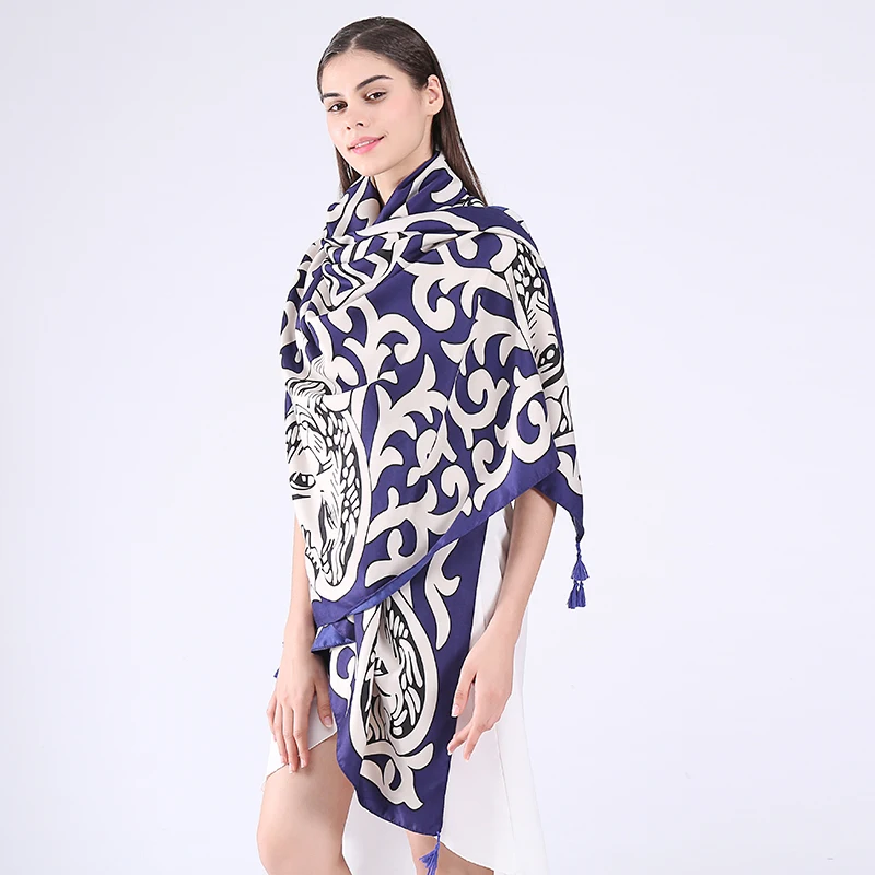 Женский теплый шарф Marte &amp Young осенне-зимний длинный с принтом головы льва красный