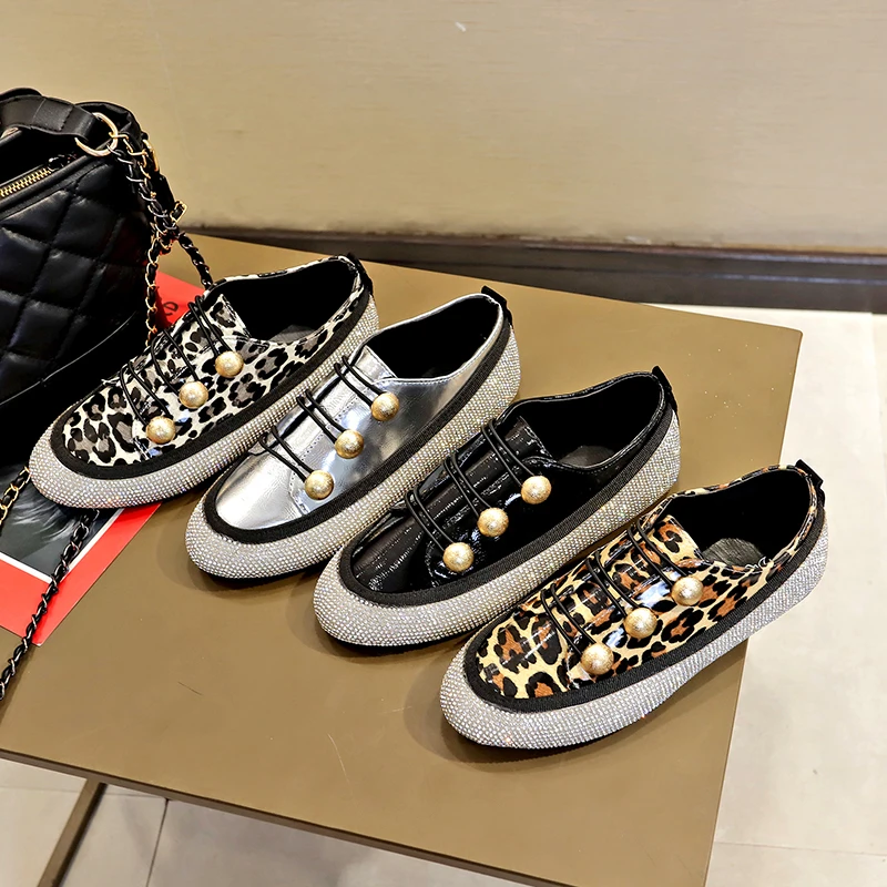 

2019 spring new wild low-cut patent leather flat bottom shoes Korean version of leopard lace casual shoes.