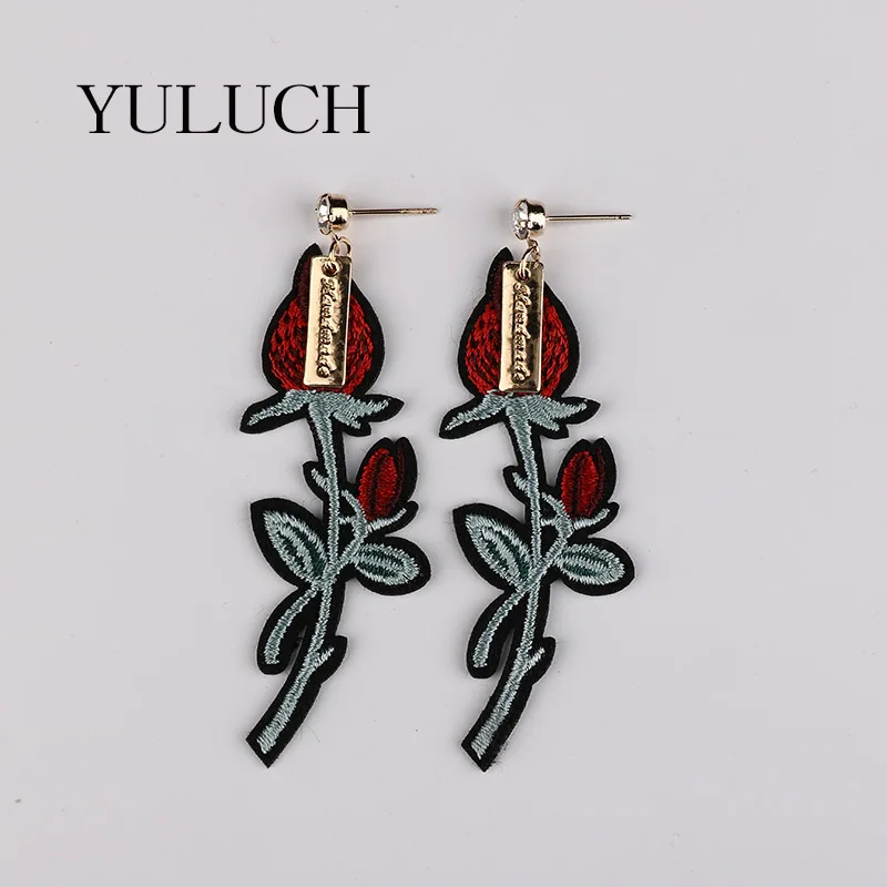 Модные асимметричные серьги ручной работы с вышитыми розами и жемчужинами |