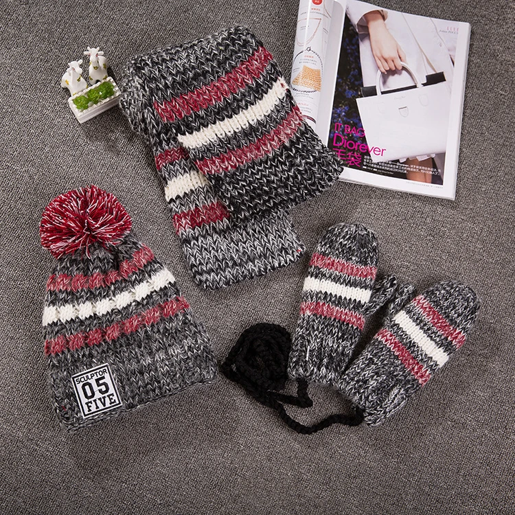 Подарок теплый набор вязаная шапка шарф перчатка зимняя с помпоном из