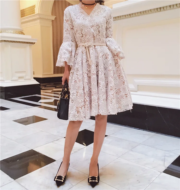 Осеннее модное кружевное платье с v образным вырезом и расклешенными рукавами